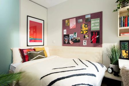 Large High Double Ensuite: Three Bed Flat - Photo 3