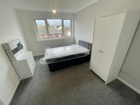 1 bedroom in a house share to rent - Photo 2