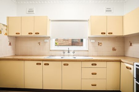 Freshly Painted 3 Bedroom Home, Brand New Flooring Throughout! - Photo 3