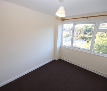 3 bedroom Flat to let - Photo 5