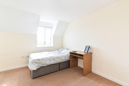 4 bedroom semi-detached house to rent - Photo 5