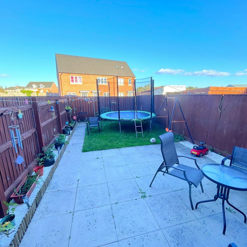 Town house to rent on - Photo 1