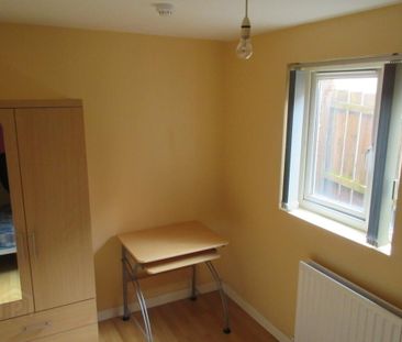 Great 4 Bedroom Apartment, 68A University Avenue, Queens Quarter, B... - Photo 6