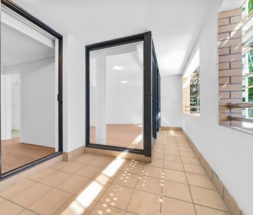 Stylish Modern Apartment with Secure Parking - Photo 2