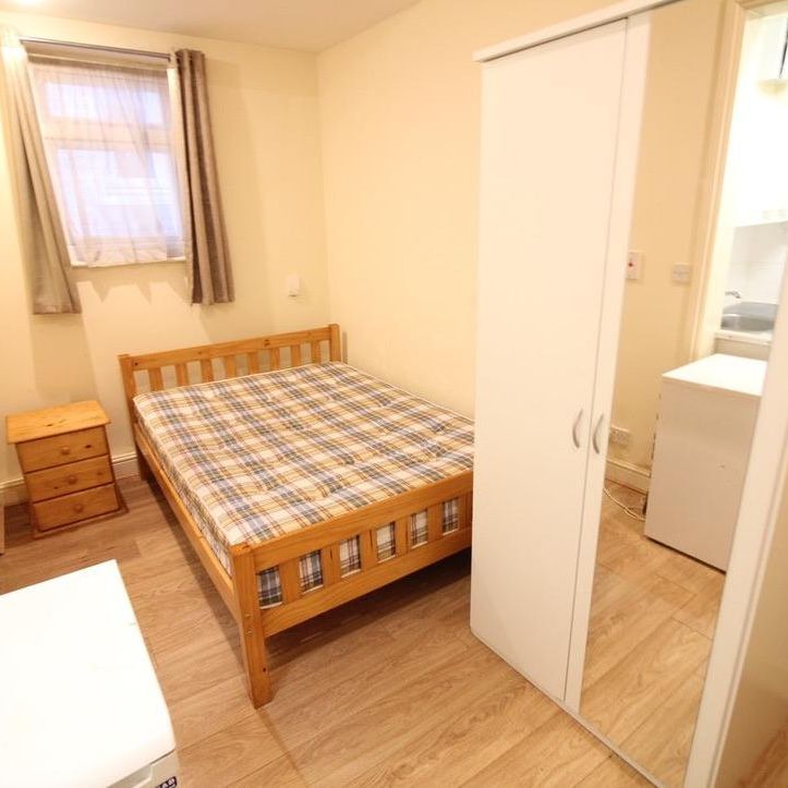 Madeley Road, London - Photo 1