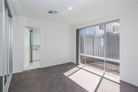 $1200/w 4x2 Maylands Morden living - Photo 5