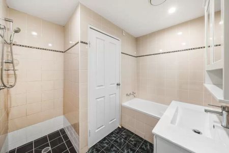 Spacious two-bedroom apartment in the heart of Dulwich Hill - Photo 5