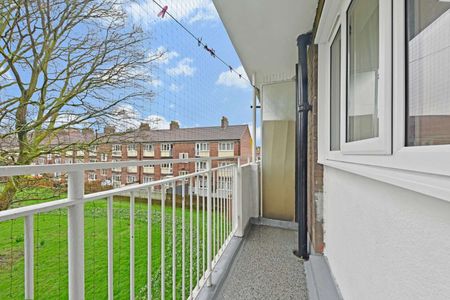 Beautifully finished one bedroom apartment in the heart of Victoria Park Village. - Photo 3