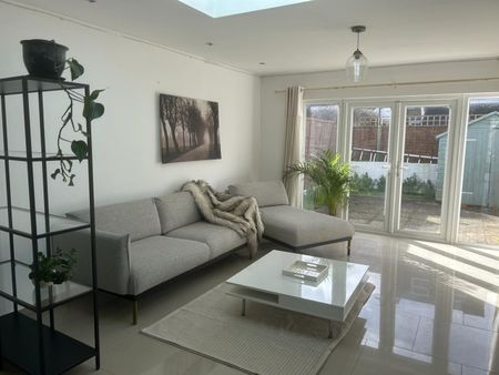 4 Bed Terraced House, Blackshaw Road, SW17 - Photo 4