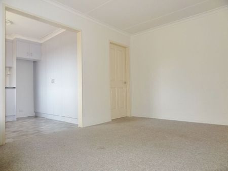 Tidy one bedroom unit with Lock up garage - Photo 3