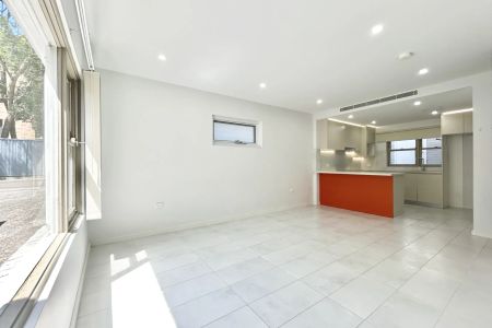 Townhouse-style Apartment with split level. - Photo 2