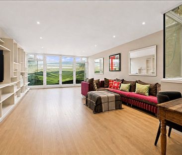 A stunning five double bedroom family Lion House refurbished to high standard ideally located on this residential road. EPC rating C - Photo 4