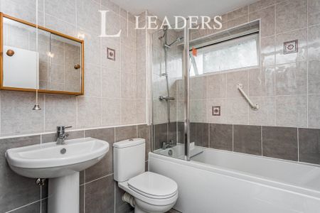 3 bedroom house to rent Badgers Walk, Burgess Hill, RH15 - Photo 2