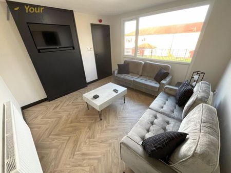 Room 1, Stonecliffe Lawn, Leeds, Farnley, LS12 5BH - Photo 2