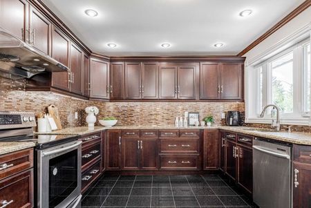 For Lease - 5 Parmbelle Crescent, Toronto, Ontario - Photo 2