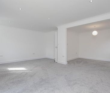 4 bedroom semi-detached house to rent - Photo 3