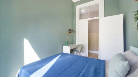 Room in a shared 9-bedroom apartment for rent in Lisbon - Photo 3