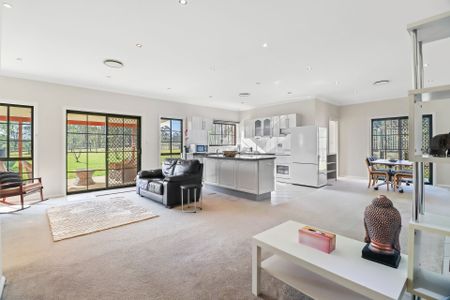 Impressive Space & Lifestyle – 3-Bedroom House for Lease in Oakville - Photo 2