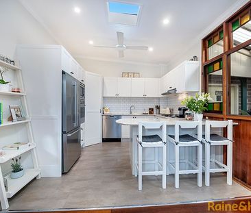 CONVIENTLY LOCATED FAMILY HOME - Photo 2