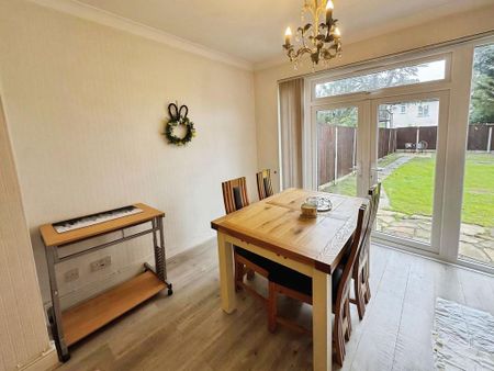 4 bedroom semi-detached house to rent - Photo 3