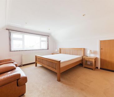 To Let 4 Bed House - Detached - Photo 2