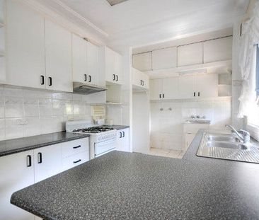 Huge Family Home - Photo 2