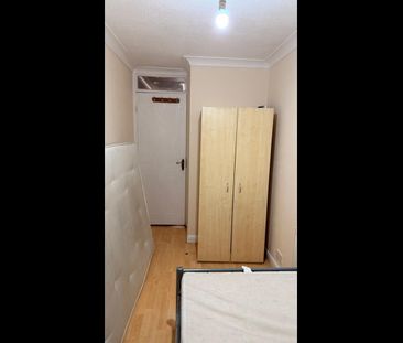 Room in a Shared House, Swindon Close, IG3 - Photo 5