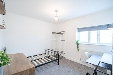 6 bedroom end of terrace house to rent - Photo 4