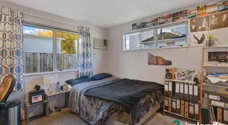 Bright Sunny Four Bedroom Student House - Photo 3