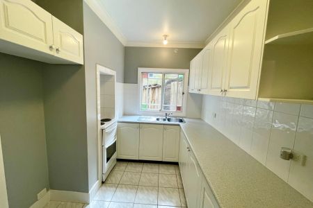 Two Bedroom Apartment In Convenient Location! - Photo 4