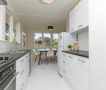 Warm house with lots of day light - Photo 2