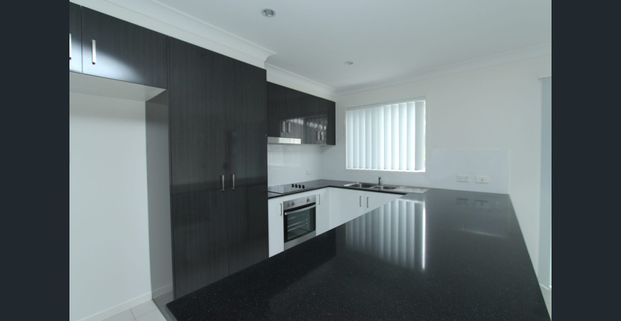 Beautiful Modern 3-Bedroom Townhouse with Ducted A/C - Photo 1