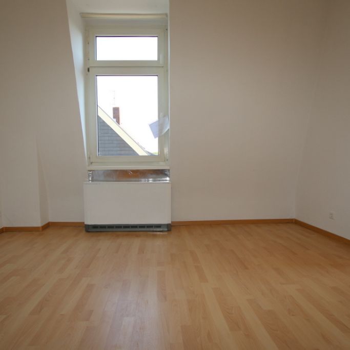 Gemütliche Dachgeschosswohnung mit 3 Zimmern und ca. 60 m² Wfl. in ruhiger Wohnlage - Photo 1