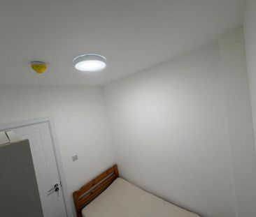 5 bedroom semi-detached house to rent - Photo 2