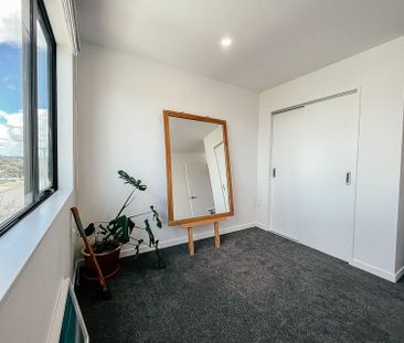 Modern Townhouse, 2 Bedroom + Study with Garage - Photo 6