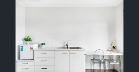 Bright & Fully furnished studio with all bills included! - Photo 2