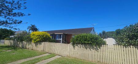 Air Conditioned Family Home - Photo 2