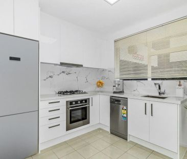 Modern Ground Floor Apartment – Walk to EVERYTHING - Photo 2