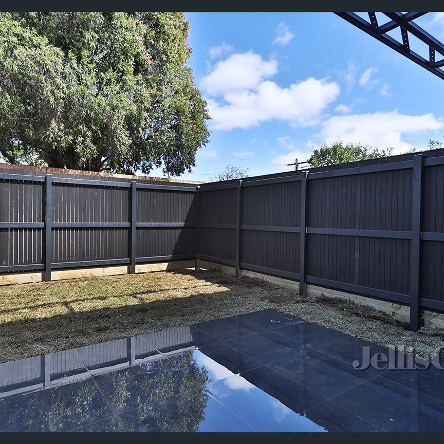 Modern Town Residence in the Heart of Bentleigh East - Photo 1