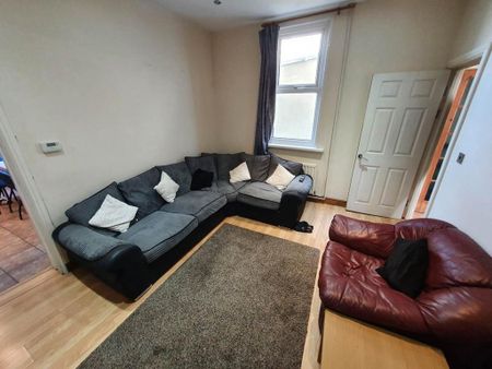 6 bedroom semi-detached house to rent - Photo 2