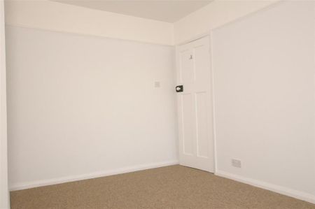 4 bedroom semi-detached house to rent - Photo 2