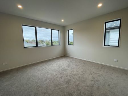 4 bedroom in Farm Cove - Photo 2