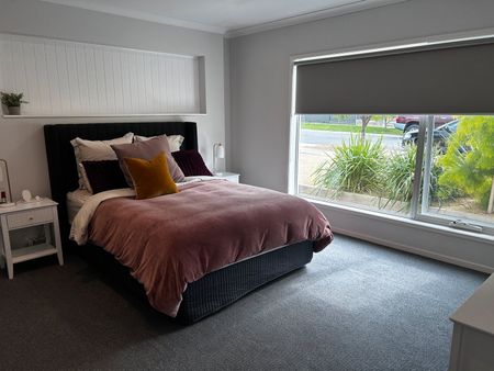 Modern and Spacious 4-Bedroom Home - Photo 5