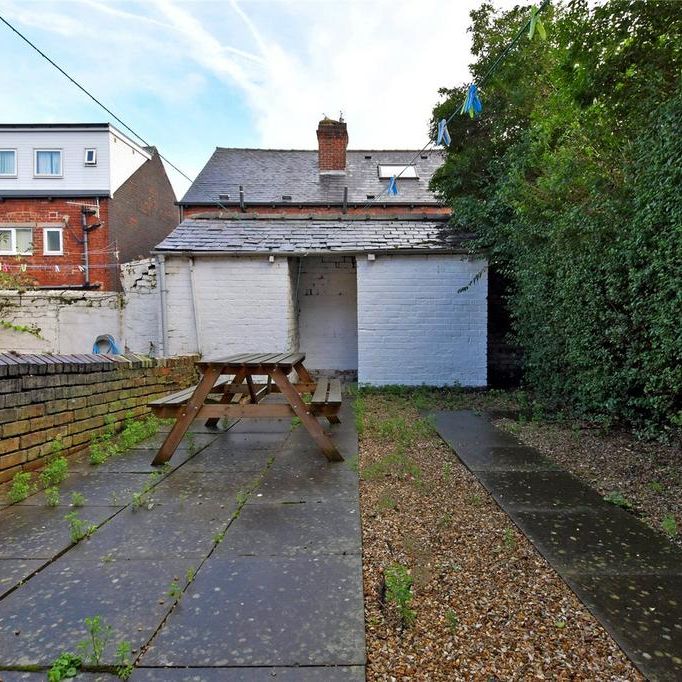 6 bedroom terraced house to rent - Photo 1