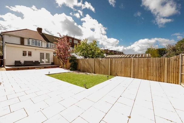 3 bedroom end of terrace house to rent - Photo 1