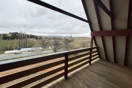 Charming 3 Bedroom Retreat with Stunning Country Views - Photo 2