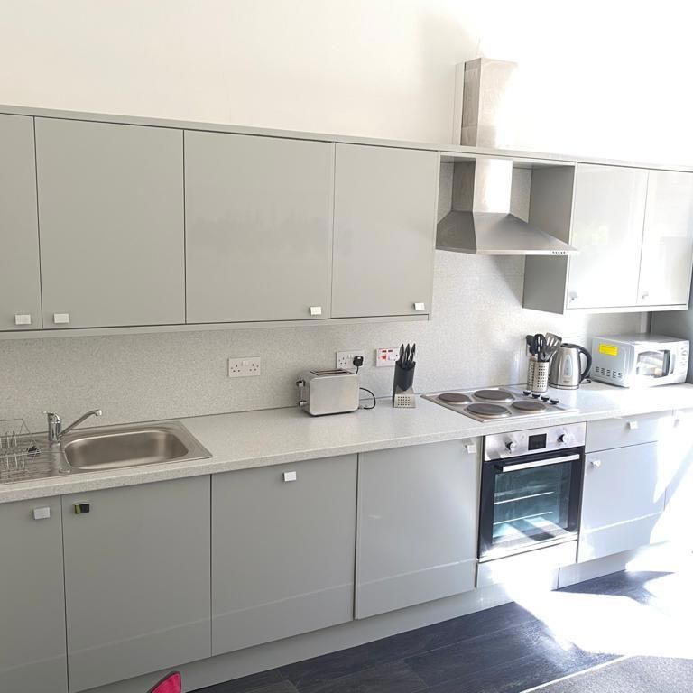 3 bedroom flat to rent - Photo 1