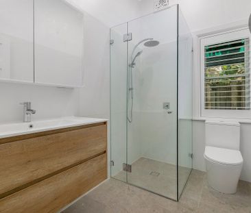 Character Charm Meets Modern Luxury: Premium 3-Bed Family Home - Op... - Photo 3