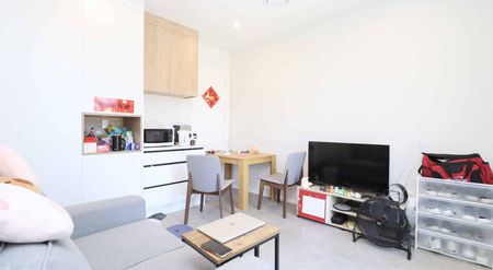 Near-New 5-Bedroom Single-Storey Home with Single Garage - Photo 2