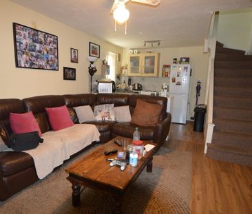 The Hawthorns, Colnbrook, Slough,SL3 - Photo 1